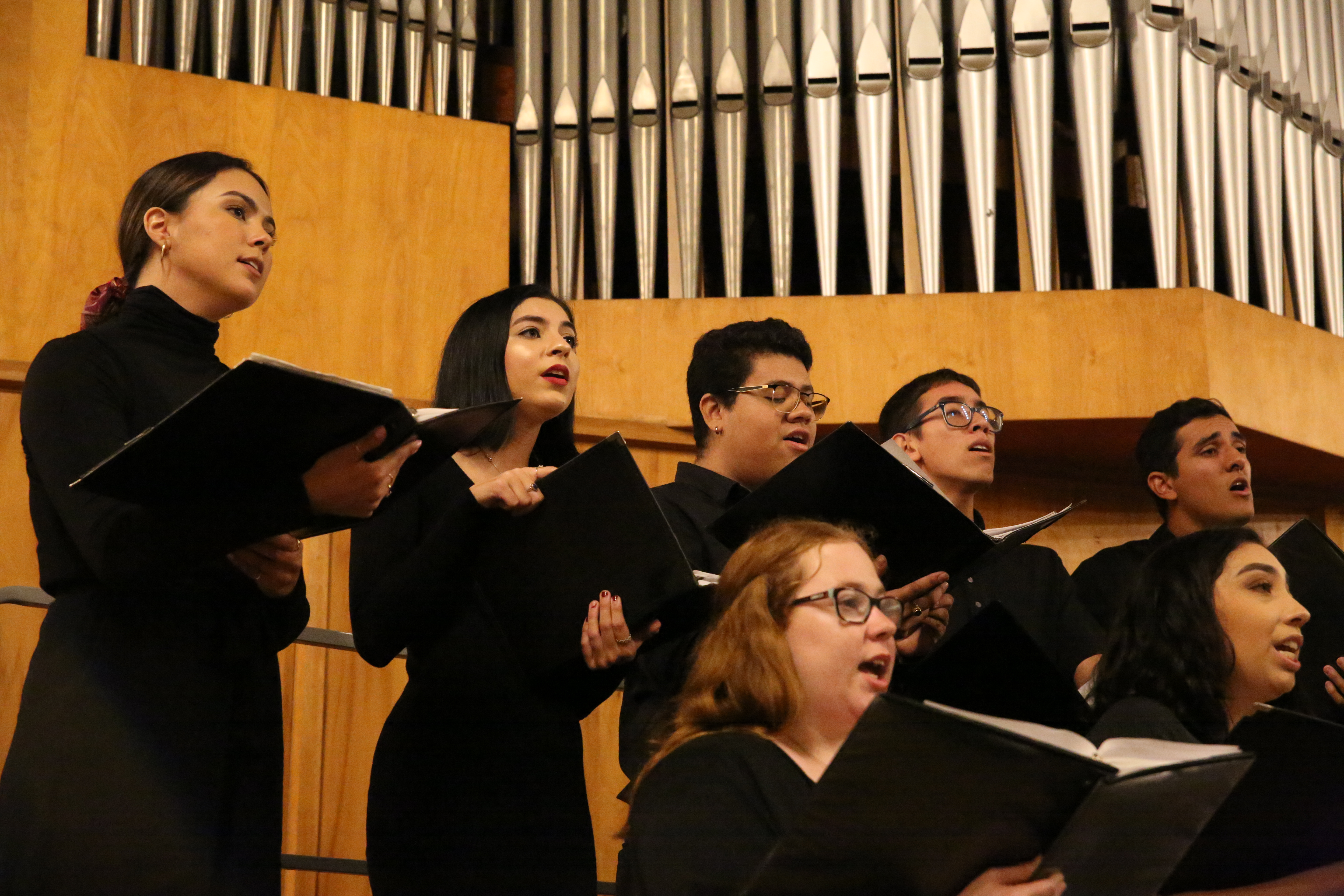 Whittier College choir sings | Whittier College