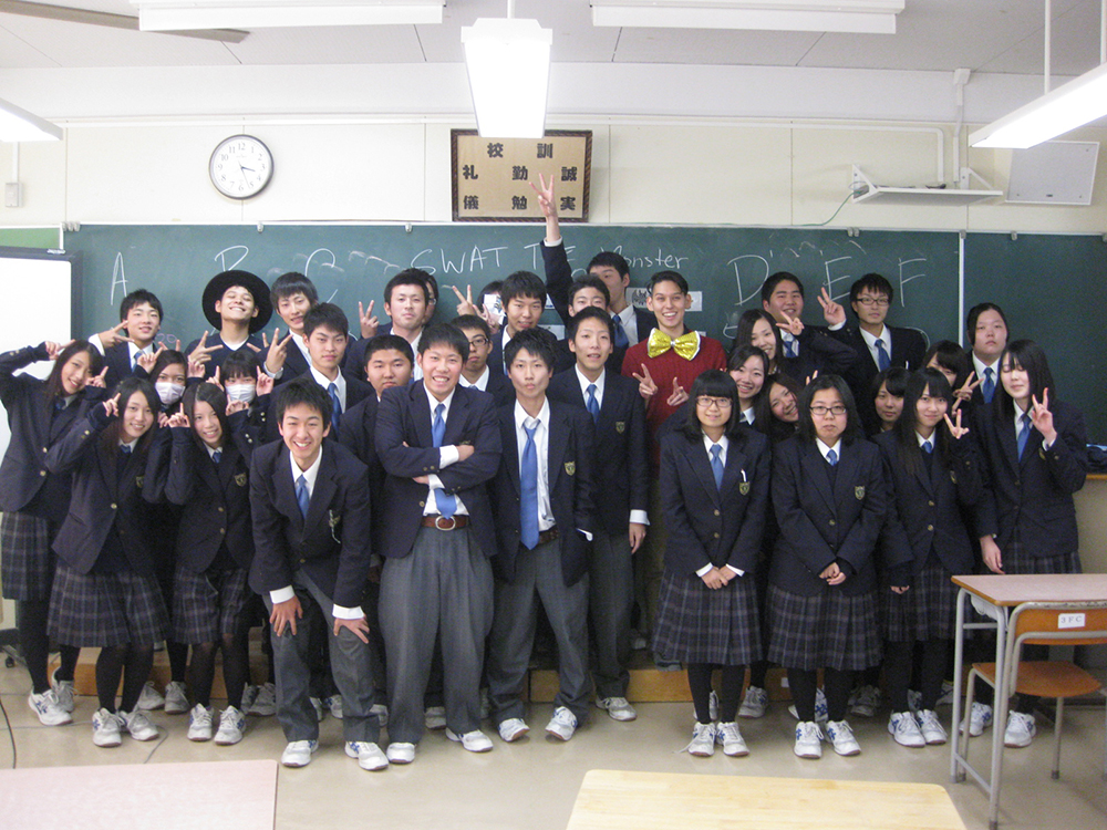 Robert Condo '15 poses with students in Japan