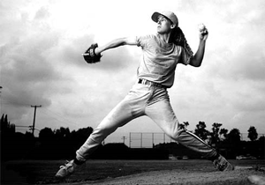 Black and white photo of Ila Borders pitching
