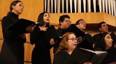 Whittier College choir sings | Whittier College