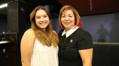 Linda Sánchez with a student