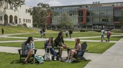 students in the upper quad