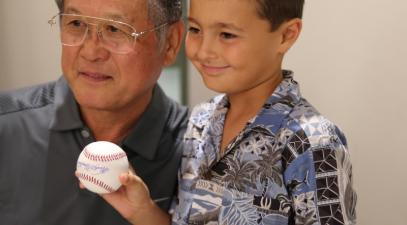 Picture of Masanori Murakami with fan