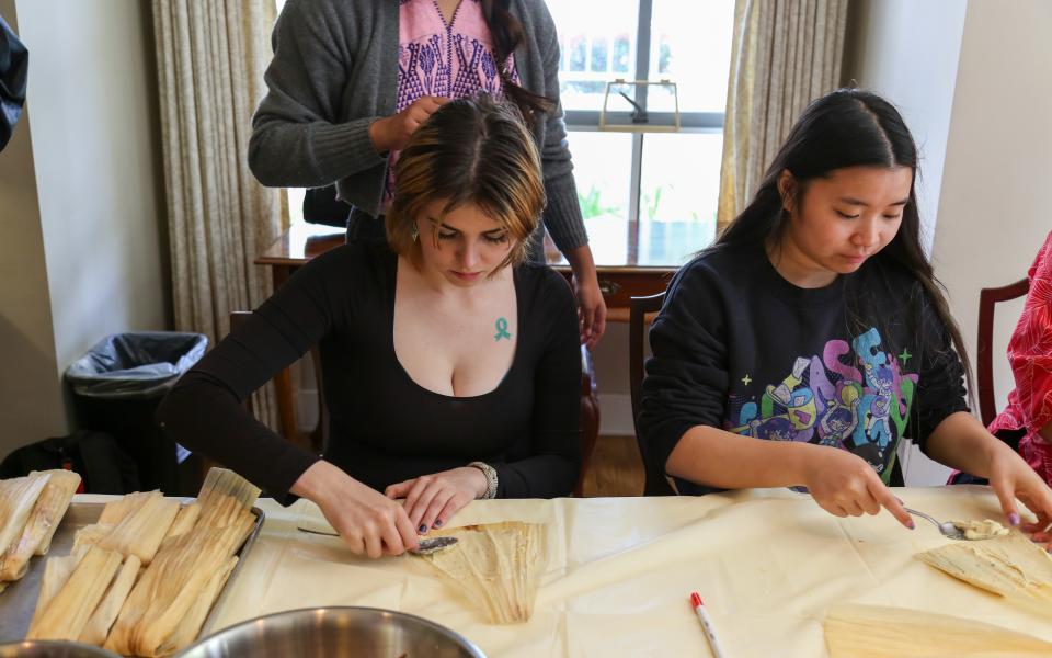 Students make tamales in Whittier College’s Eat Your Words – Food, Culture, and Writing class